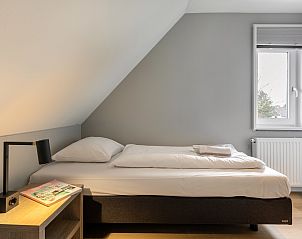 Luxe badkamer met bad en douche in Hof van Saksen 10-persoons kinderboerderij, Nooitgedacht, Drenthe.