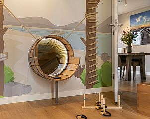 Unieke deur in Hof van Saksen, 12-persoons kinderboerderij in Nooitgedacht, Drenthe met speels ontwerp en kindvriendelijke details.