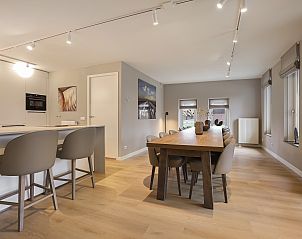 Lichte kinderkamer in Hof van Saksen, 12-persoons kinderboerderij in Nooitgedacht, Drenthe met speelse decoraties.