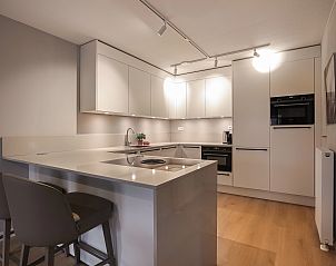 Comfortabele slaapkamer in Hof van Saksen, 12-persoons kinderboerderij in Nooitgedacht, Drenthe met tweepersoonsbed en kunstwerk.