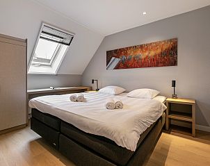 Ruime badkamer in Hof van Saksen, 12-persoons kinderboerderij in Nooitgedacht, Drenthe met ligbad en douche.