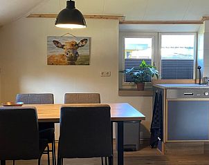 Eetruimte in Vakantiehuisje in Odoorn, Midden Drenthe, met moderne eettafel en gezellige verlichting.