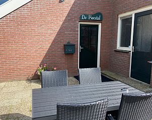 Buitenterras van Vakantiehuisje in Odoorn, Midden Drenthe, met gezellige zitplek en toegang tot de woning.