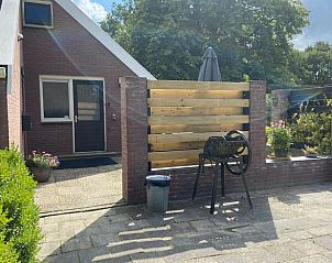 Vooraanzicht van Vakantiehuisje in Odoorn, Midden Drenthe, met charmante tuin en uitnodigende entree.