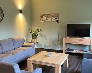 Gezellige woonkamer in Vakantiehuis in Odoorn, Midden Drenthe. Ontspan in het comfortabele interieur van deze vakantiewoning in Drenthe.