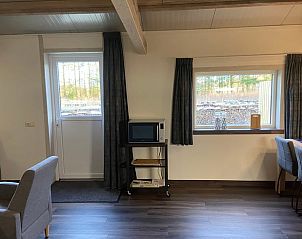 Lichte leefruimte in Vakantiehuis in Odoorn, Midden Drenthe. Ervaar de openheid en gezelligheid van deze vakantiewoning in Drenthe.