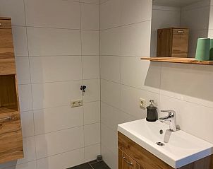 Moderne wastafel in Vakantiehuis in Odoorn, Midden Drenthe. Verfris jezelf in de luxe badkamer van deze vakantiewoning in Drenthe.