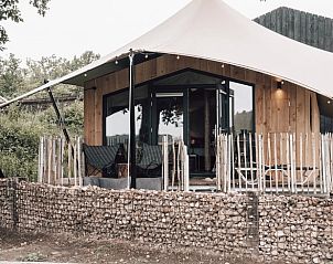 Charmante glamping lodge met veranda bij Vakantiehuis in Odoorn, Midden Drenthe, ideaal voor een rustieke ervaring.