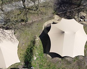 Luchtfoto van de unieke tenten bij Vakantiehuis in Odoorn, Midden Drenthe, omgeven door natuurlijke schoonheid.