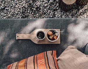 Gezellige zithoek buiten bij Vakantiehuis in Odoorn, Midden Drenthe, perfect voor een ontspannen pauze.