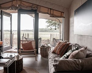Panoramisch uitzicht vanuit de woonkamer van Vakantiehuis in Odoorn, Midden Drenthe, met toegang tot de natuur.