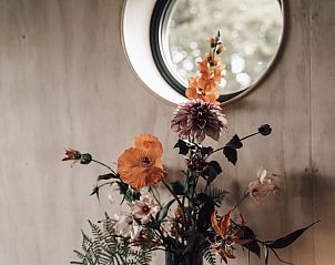 Bloemenarrangement in Vakantiehuis in Odoorn, Midden Drenthe, voegt een vleugje natuur toe aan de binnenruimte.