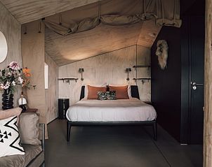 Luxe bed in Vakantiehuis in Odoorn, Midden Drenthe, voor een goede nachtrust in een natuurlijke omgeving.