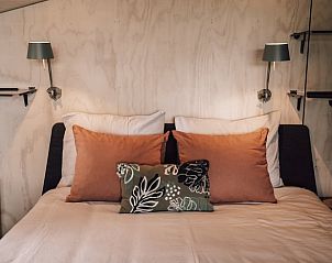 Knusse zithoek met comfortabele kussens in Vakantiehuis in Odoorn, Midden Drenthe, ideaal voor ontspanning.