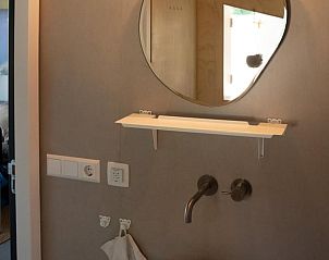 Gezellige keuken en eetruimte in Vakantiehuis in Odoorn, Midden Drenthe, met uitzicht op de natuur.