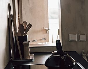 Moderne keuken in Vakantiehuis in Odoorn, Midden Drenthe, met stijlvolle inrichting en apparatuur.