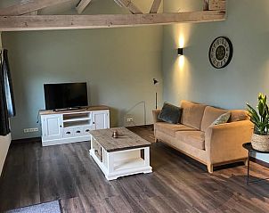 Stijlvolle zithoek in Vakantiehuis in Odoorn, Midden Drenthe, met moderne meubels.