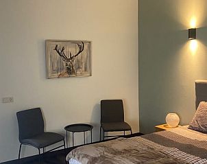 Knusse slaapkamer in Vakantiehuis in Odoorn, Midden Drenthe, met decoratieve elementen.