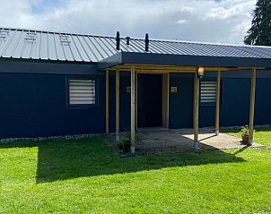 Vooraanzicht van Vakantiehuis in Odoorn, Drenthe, met overdekte ingang.