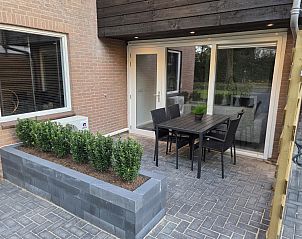 Geniet van het terras bij vakantiehuis DG2033 in Odoorn, Midden Drenthe, met stijlvol tuinmeubilair.