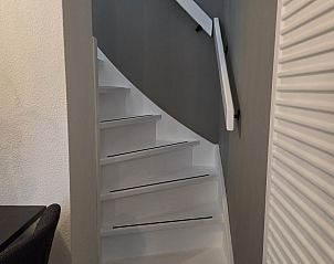 Trap naar boven in vakantiehuis DG2033, Odoorn, Midden Drenthe, met strak design en veilige leuning.