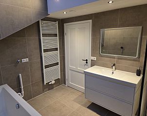 Ruime badkamer met bad in vakantiehuis DG2033, Odoorn, Midden Drenthe, voorzien van luxe sanitair.