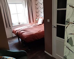 Comfortabele slaapkamer in Vakantiehuisje in Wezup met natuurlijk licht in Drenthe.