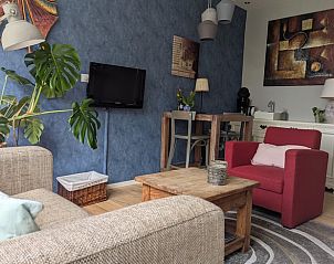 Stijlvolle zitruimte in Vakantiehuisje in Wezup, ideaal voor ontspanning in Drenthe.