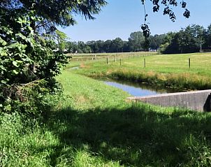 Rustige waterloop nabij Vakantiehuisje in Wezup, omgeven door natuur in Midden Drenthe.
