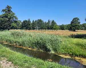 Uitzicht op weide en water bij Vakantiehuisje in Wezup, Midden Drenthe.