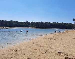 Zomers strand bij De Kibbelkoele, een korte rit van Vakantiehuisje in Wezup, Drenthe.