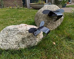 Creatieve tuinornamenten bij Vakantiehuisje in Wezup, een charmant verblijf in Drenthe.