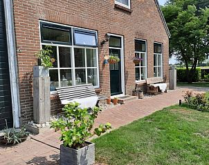 Gezellig terras bij Vakantiehuisje in Wezup, ideaal voor ontspannen in de Drentse natuur.
