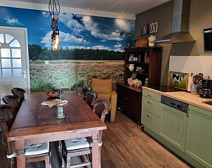 Ruime eetkamer in Vakantiehuisje in Wezup met prachtig uitzicht op de Drentse heide.