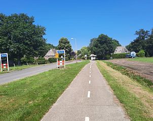 Toegangsweg naar Wezup, de locatie van Vakantiehuisje in Midden Drenthe.