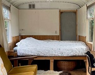 Rustieke setting met pipowagen en houten huisje bij Vakantiehuisje in Wezup, Midden Drenthe.