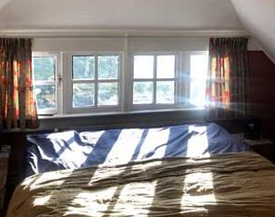 Sfeervolle slaapkamer met ochtendzon in Vakantiehuis in Peize, Noord Drenthe.