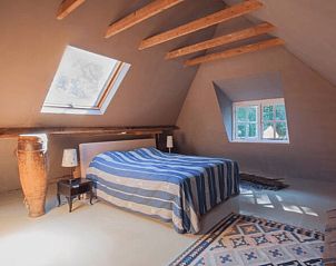 Knusse slaapkamer met houten balken in Vakantiehuis in Peize, Noord Drenthe.