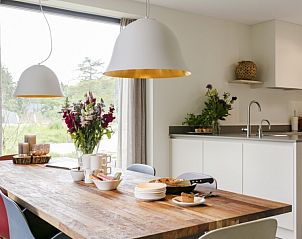 Moderne keuken in 8-persoons villa met hottub in Zeegse, Noord Drenthe. Ruime eetkamer met natuurlijke lichtinval.