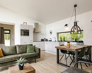Moderne keuken en eetruimte in 4-persoons suitelodge Comfort, Zeegse, Noord Drenthe. Ideaal voor een comfortabel verblijf in de natuur.