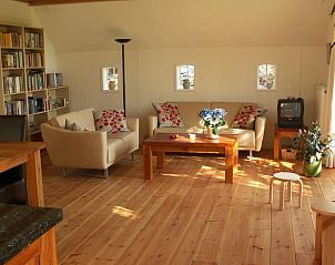 Lichte woonkamer in vakantiehuis in Peize, Noord Drenthe, met comfortabele zitplaatsen.