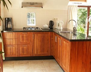 Moderne keuken in Huisje in Peize, Noord Drenthe, met houten kasten en veel daglicht.