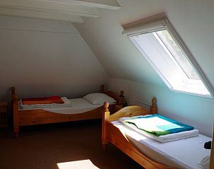 Slaapkamer met twee bedden in vakantiehuis Peize, Noord Drenthe, met dakraam.