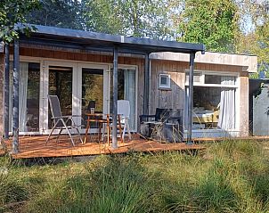 Veranda van Huisje in Een, Noord Drenthe, vakantiehuis met terras en comfortabele zitjes voor ontspanning.