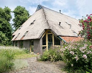 Charmante bloemenrijke tuin bij Huisje in Een, vakantiehuis in Noord Drenthe, ideaal voor natuurliefhebbers.