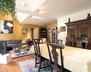 Gezellige eetkamer in Huisje in Een, vakantiehuis in Noord Drenthe, met antiek meubilair en warme sfeer.