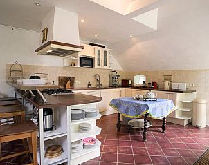 Moderne keuken in Huisje in Een, vakantiehuis in Noord Drenthe, voorzien van alle gemakken en een kookeiland.