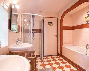 Luxe badkamer in Huisje in Een, vakantiehuis in Noord Drenthe, met inloopdouche en ligbad voor ultiem comfort.