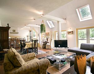 Ruime woonkamer in Huisje in Een, vakantiehuis in Noord Drenthe, met veel natuurlijk licht en comfortabele zithoek.