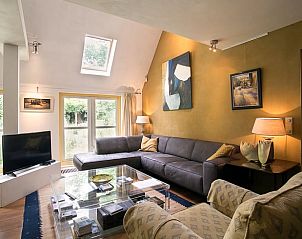 Stijlvolle zithoek in Huisje in Een, vakantiehuis in Noord Drenthe, met moderne kunst aan de muur.